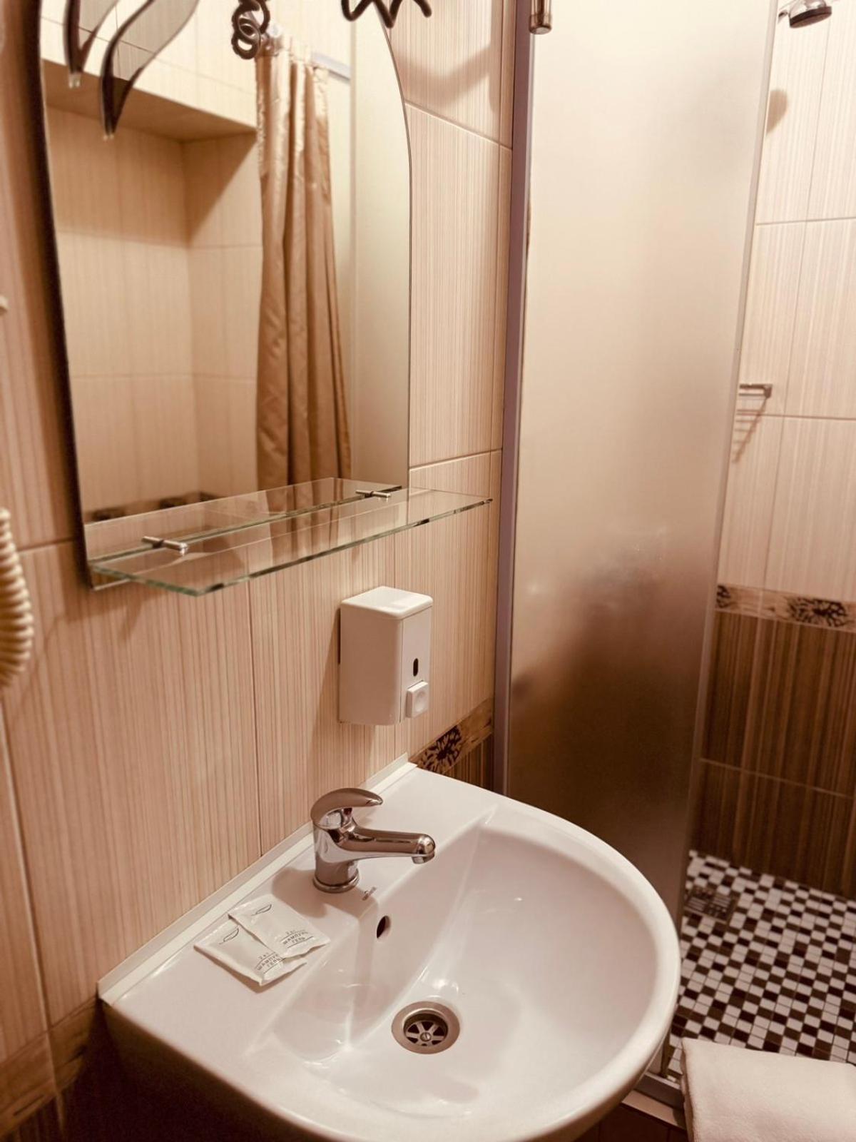 Apart Hotel Avinos Lviv Exteriör bild
